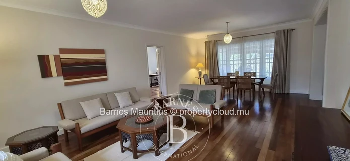 QUATRE BORNES - Maison et bureau jumelés à vendre - 450 m²
