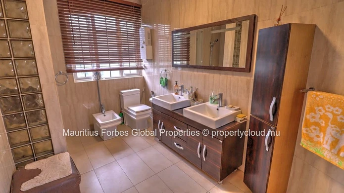 4-bedroom villa with a 2110m² garden, private pool, rustic and modern charm
