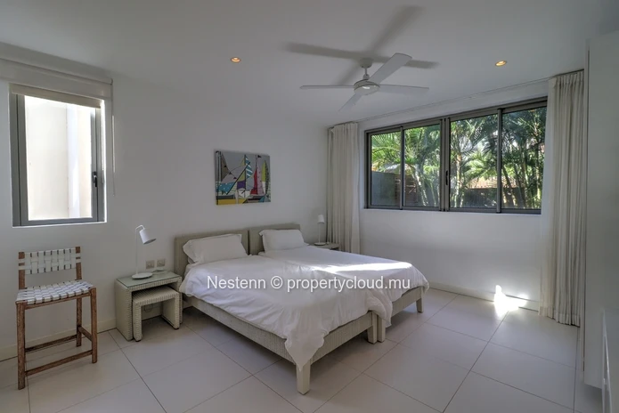 Spacieux et lumineux appartement de 300m2 avec jardin et piscine en bord de rivière