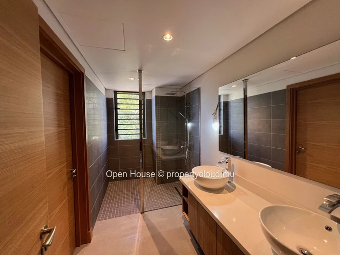 Appartement PDS à louer, Trou aux Biches, 300m de la plage, 153m², 3 chambres, piscine, meublé, jardin.