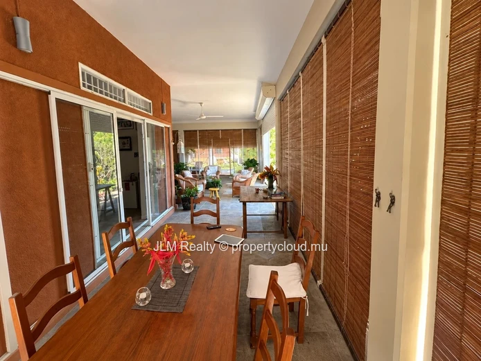 À vendre à Tamarin, Île Maurice : villa avec piscine sur 2 068 m² et vue dégagée sur Le Morne et l’océan