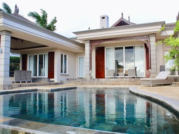 Luxurious furnished villa within Prestigious Golf Estate