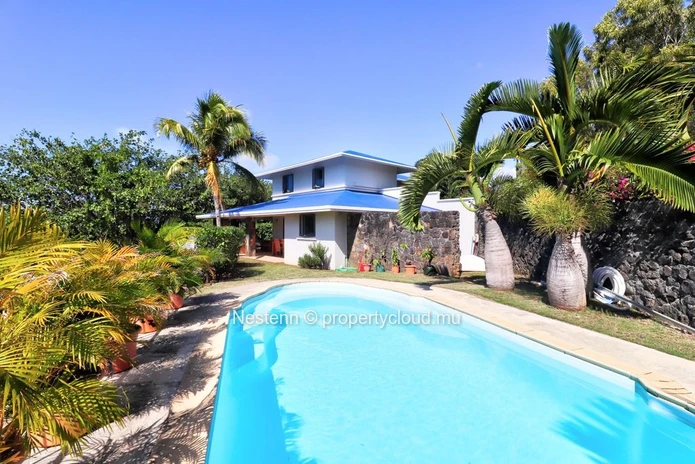 Traditional Duplex Villa in Grand Gaube with 4 bedrooms, private pool, sea view, and spacious yard. Fully furnished a...