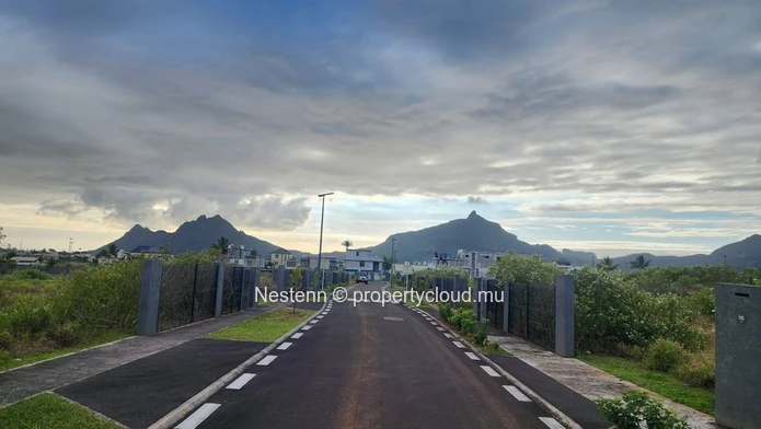 Terrain à vendre à l'Avenir, 581,12 m² clôturé avec vue sur la montagne, proche des écoles, des arrêts de bus, du gol...