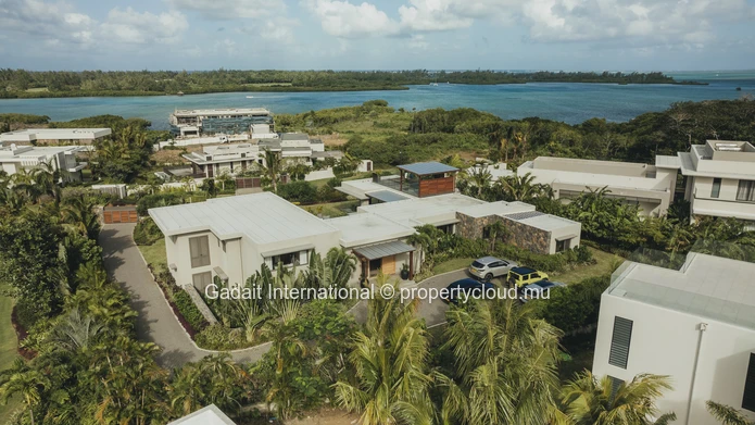 Treat yourself to a villa with sea views in Anahita