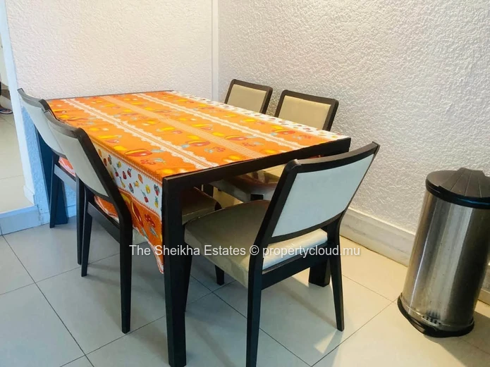 Charmant Triplex de 4 Chambres à Louer | Flic en Flac | 
