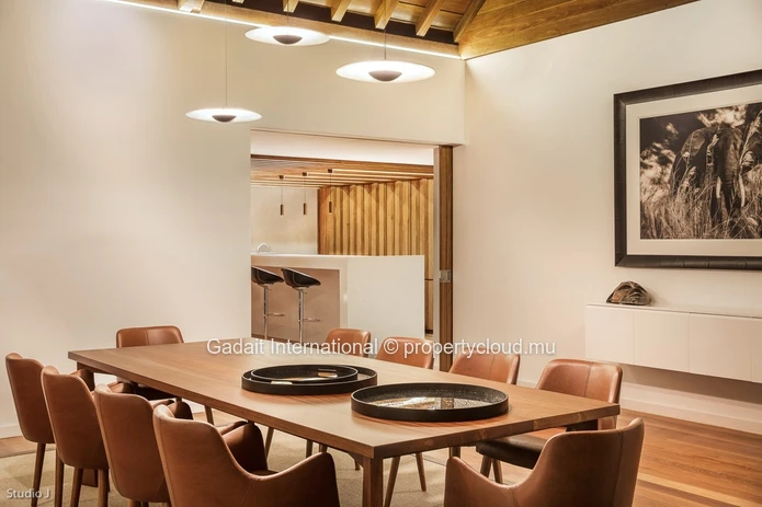 Élégance architecturale et nature préservée : une villa d'exception à Anahita Beau Champ