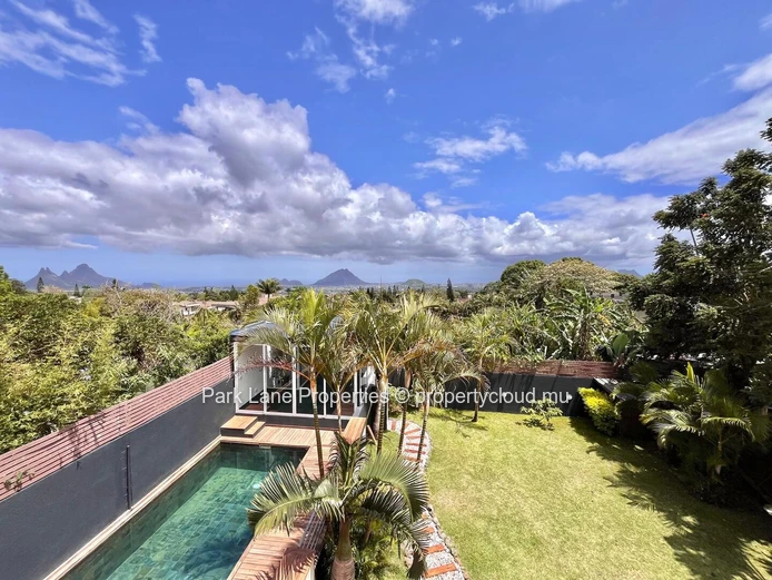 Elegant furnished home renovated recently with pool & garden in prime Floréal Location