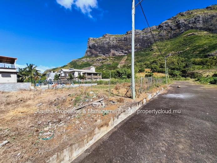 Terrain 402 m² à Quatre Bornes — Résidentiel, vue montagne