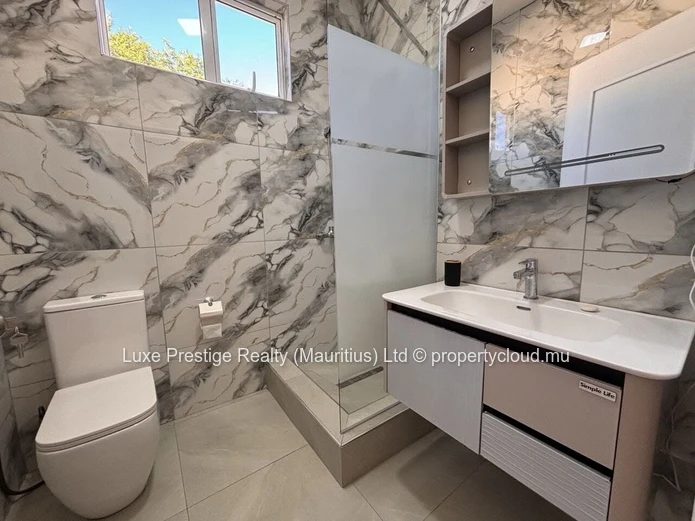 Townhouse Entièrement Rénové de 2 Chambres à Louer à Mont Choisy | À 2 Minutes à Pied de la Plage avec Piscine Commune