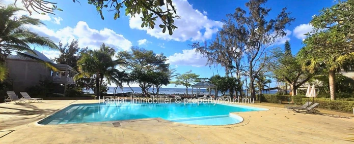 A louer : Charmante maison pieds dans l'eau, meublée et équipée de 164 m² sur un terrain de 316 m², idéalement située...