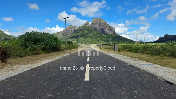 Terrain r00e9sidentiel - 596.1m2 - Pierrefonds - Ref. TE100325VE