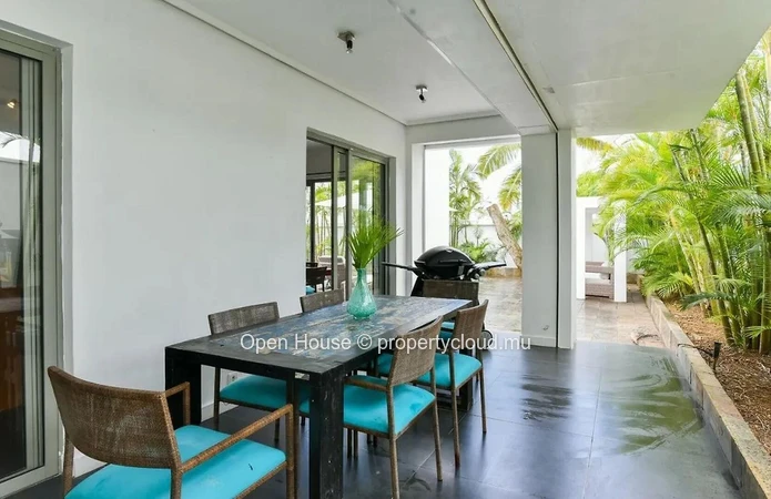 Contemporary villa facing the sea, with beach access, 3 ensuite bedrooms, swimming pool, and gym.