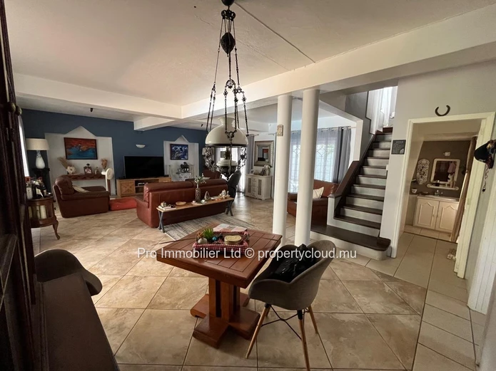 Maison familiale chaleureuse et spacieuse, conçue par un architecte ,  À louer à Roches Noires