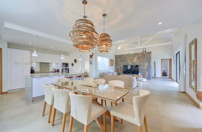 Villa 4 chambres en suite avec studio indépendant à vendre – Domaine de Mahé, Grand Baie – Jardin tropical & sécurité €