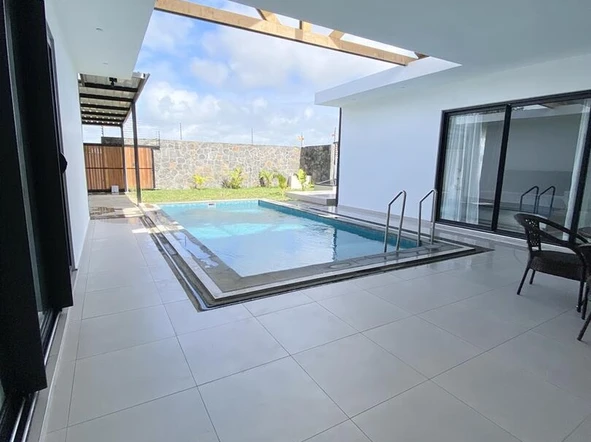Furnished villa for rent in Péreybère, 162m², 3 en suite bedrooms, private pool, garden, solar panels, water tank, cl...