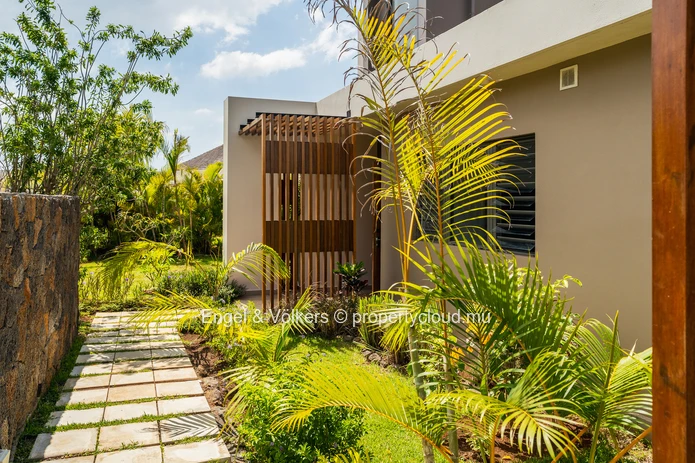 Contemporary Villa in Prestigious Golf Estate
