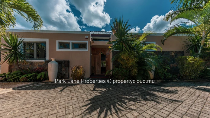 Élégante Villa de Style Balinais avec 3 Chambres, Piscine et Kiosque
