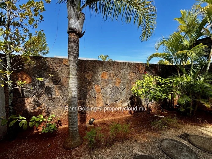 Single-Storey Villa for Sale in Royal Park Balaclava – 3-Bedroom Home