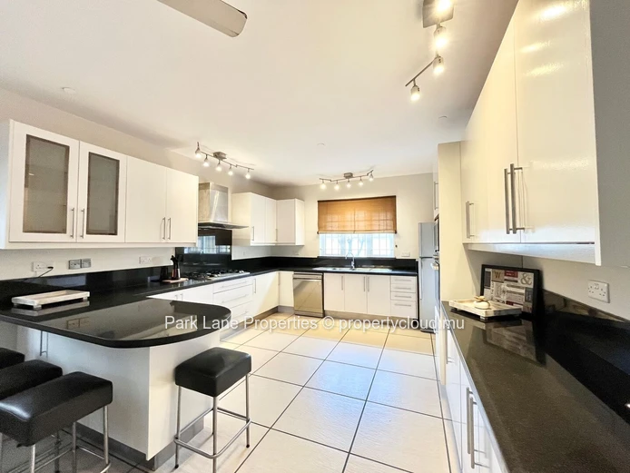 Maison familiale spacieuse de 4 chambres à Quatre Bornes