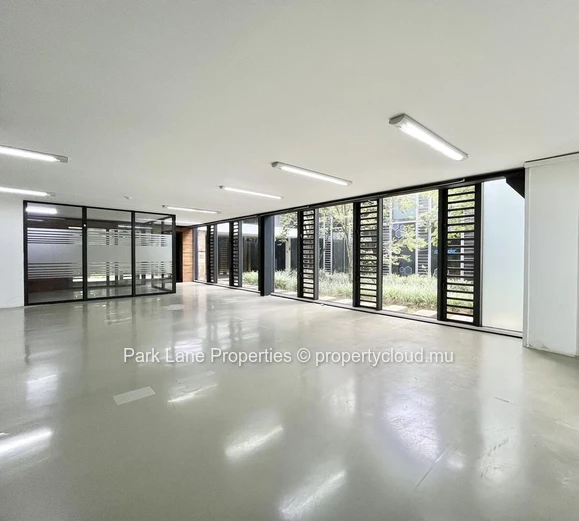 Bureaux modernes  à Phoenix – Rez-de-chaussée + Mezzanine – emplacement stratégique et cadre verdoyant