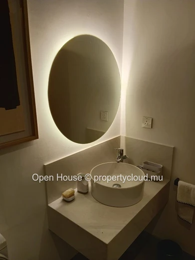 Appartement R+2 à vendre à Grand Baie, 150m², 3 chambres, vue montagne, meublé, climatisé, parking gardé, accessible ...
