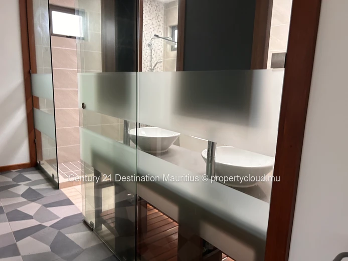 Villa  premium  de 4 chambres en duplex , avec piscine , jardin tropical et prestation de luxe  
