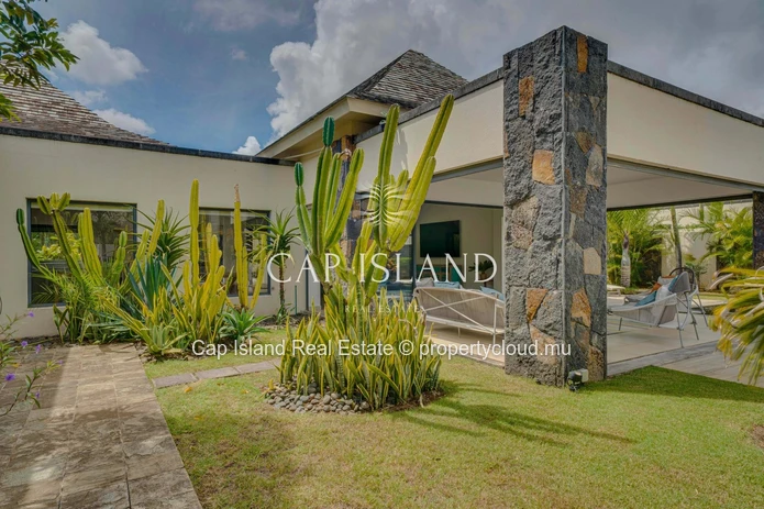 Tropical luxury in a 5-bedroom villa
