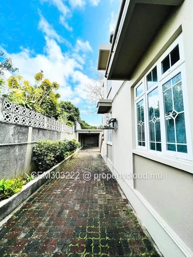 Appartement entièrement meublé de luxe à louer à Quatre-Bornes