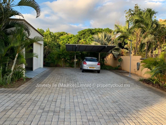 FOR SALE — EXCEPTIONAL VILLA 400 m² living space 3200 m² wooded grounds | TAMARIN GOLF COURSE0 m2 on TAMARINA GOLF! i...