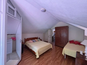 6 Bedroom House
