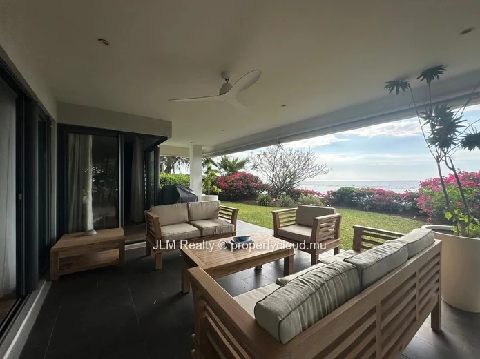 Appartement pieds dans l’eau à louer dans une résidence avec piscine commune et accès direct à une belle plage à Tama...
