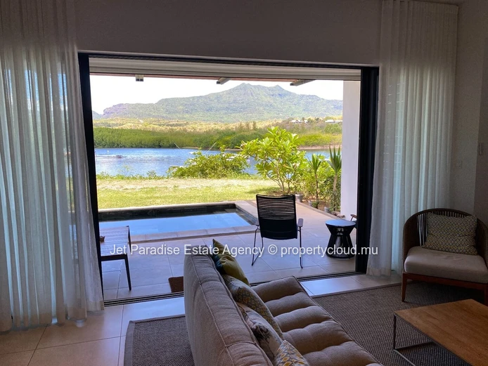 Duplex à vendre à Rivière Noire - Black River, 240m² habitables, terrain de 379m², 3 chambres, piscine privée, vue me...