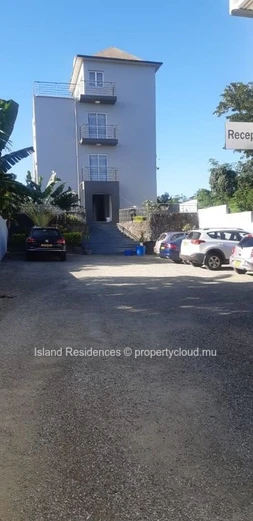 "Charming G+2 Home in Péreybère with 2 Parking Spaces and Fenced Yard - Only Rs 7.3M!"