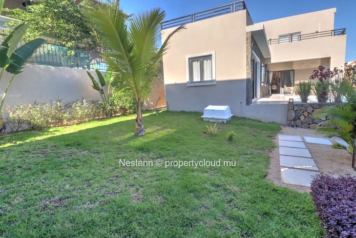 Découvrez cette Magnifique Maison Neuve avec Piscine Privée