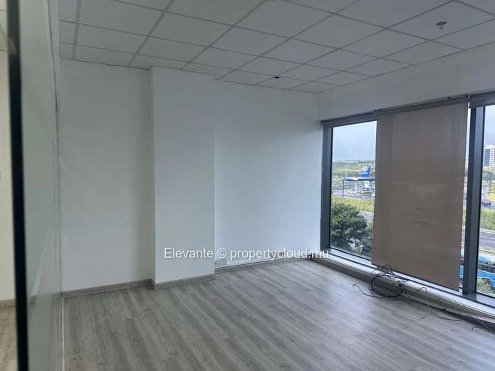 Bureau à Louer – 366m² | Ébène