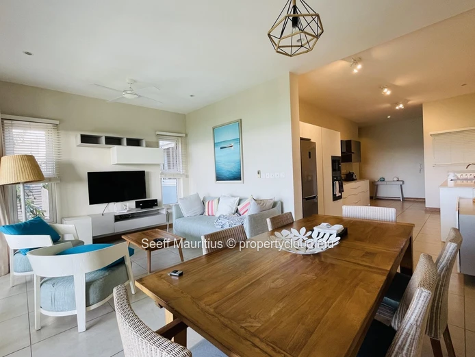 Appartement moderne en bord de plage où luxe et vues à couper le souffle sur la mer se fondant en une oasis tranquille