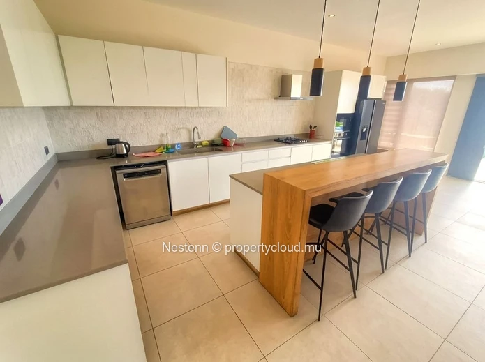 Villa familiale moderne de 4 chambres dans un beau jardin