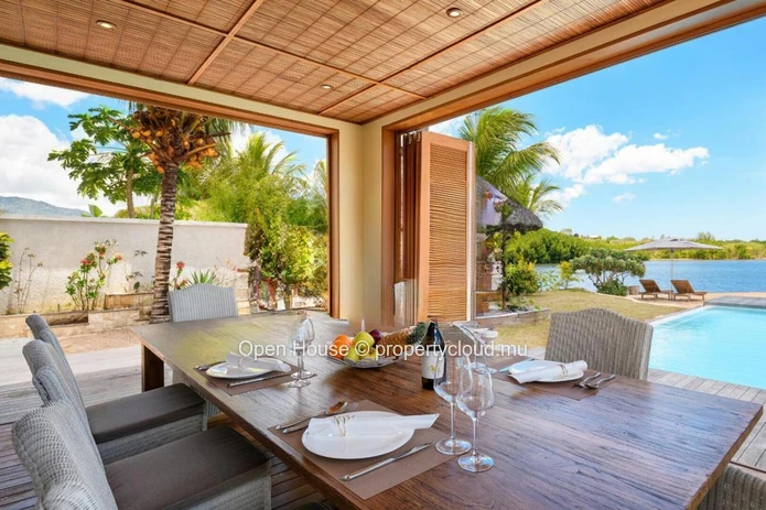 Waterfront villa for sale in the unique Marina of the island, 395m², pool, 12m boat mooring, 5 bedrooms.