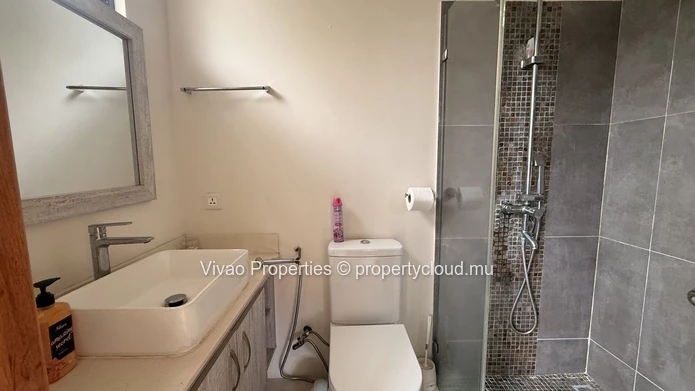 Appartement de 3 chambres en R+2 à vendre à Flic en Flac avec piscine0 Rs