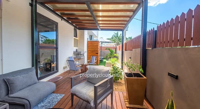 Flic-en-Flac, Mauritius: Magnificent, recently built 2-bedroom apartment with a large terrace, swimming pool, and jus...