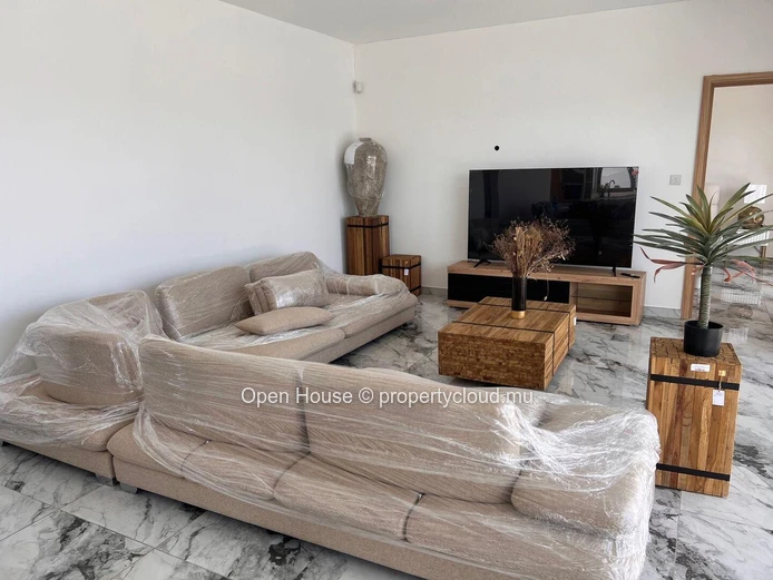 Furnished villa for sale in Grand Baie, 128m², land 400m², 3 bedrooms, private pool, parking, garden.