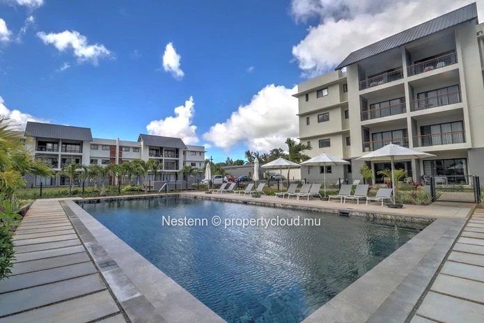 Modern 3-bedroom ground floor triplex apartment close to amenities.