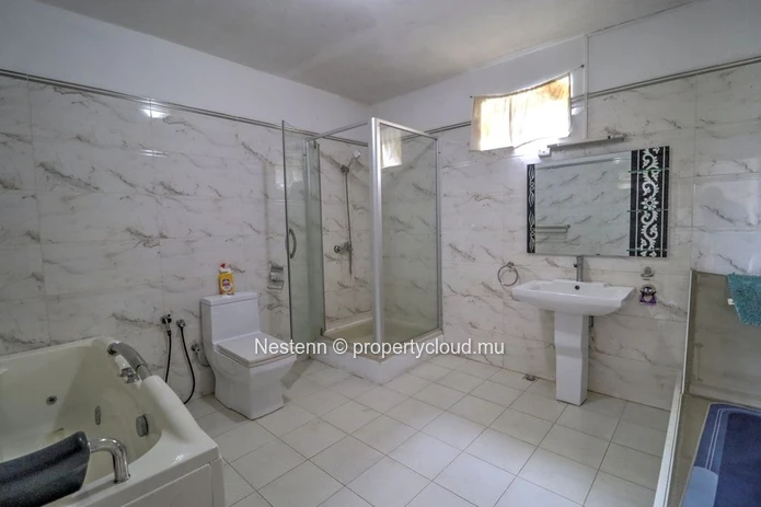3-bedroom family home with garage and balcony – Pointe aux Biches