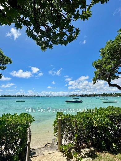 Grand Baie - Beachfront 4-bedroom family home with swimming pool (Sole Mandate)