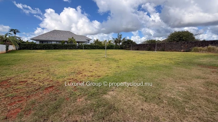 Terrain Résidentiel De 1 200 M² À Vendre En Résidence Sécurisée