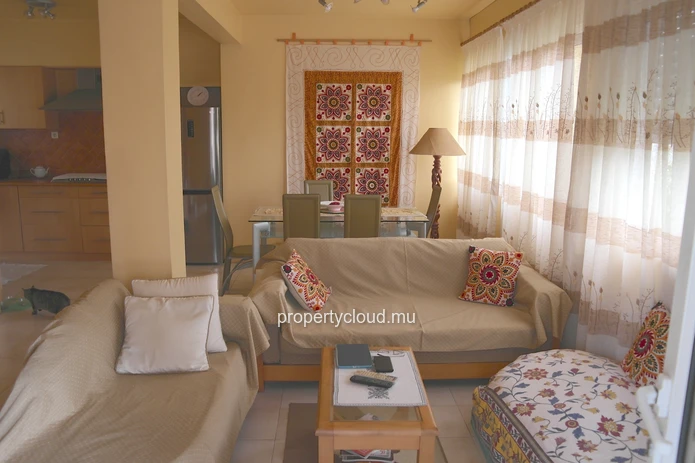 Flic en Flac à louer appartement 2 chambres dans villa à 300 mètres de la plage avec jardin commun