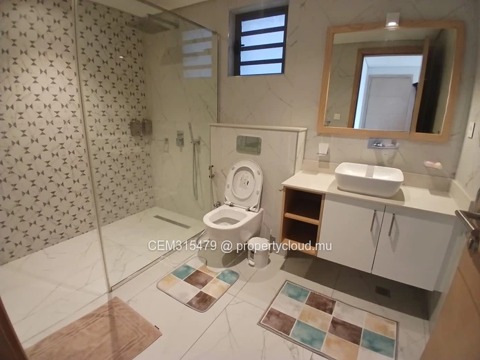  3 Chambres Appartement de Bord de Mer à Vendre – Pointe aux Sables