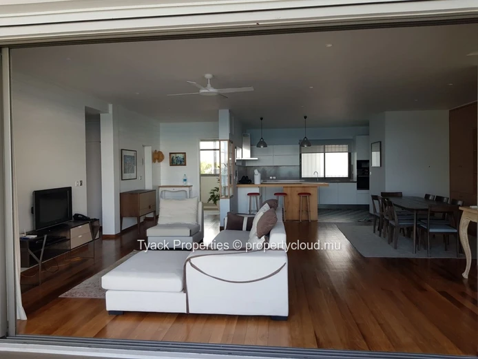 Penthouse avec Vue Mer à Vendre à Roches Noires – Accès Ascenseur Privé