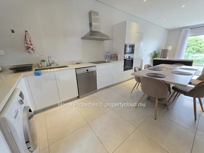 Superbe appartement situé au premier étage d'une résidence haut de gamme à louer à Pereybere.
